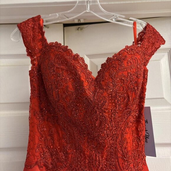 NWT Red Beaded Satin Lace Off Shoulder Ball Gown. White By Soieblu. Formal. Sz L - Picture 3 of 15